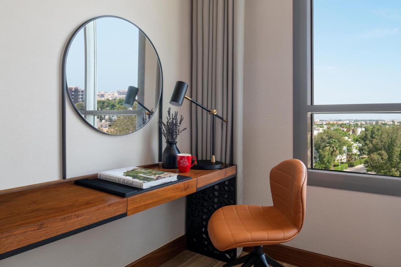 Swissotel Living Jidá Exterior foto A work desk in a hotel room