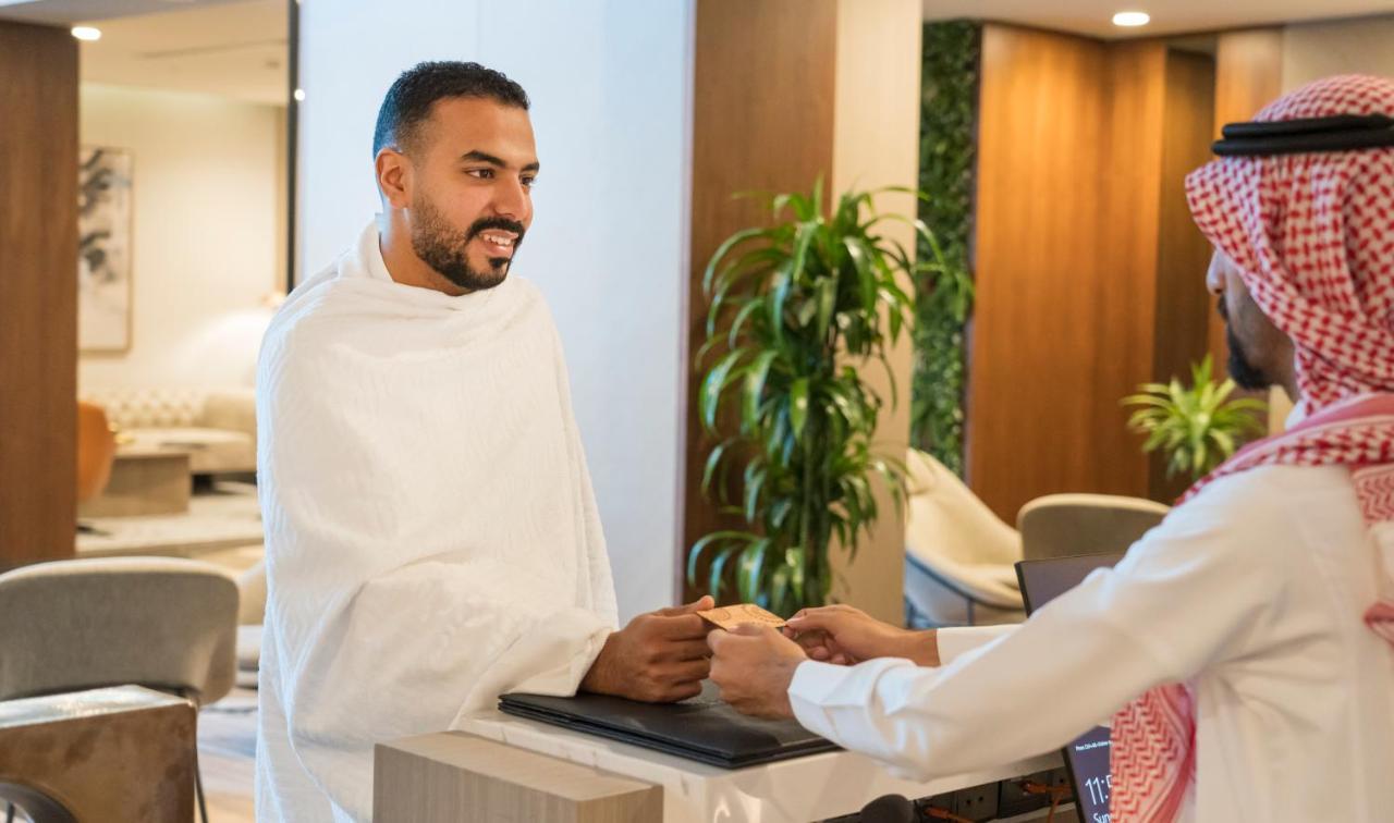 Swissotel Living Jidá Exterior foto A hotel receptionist