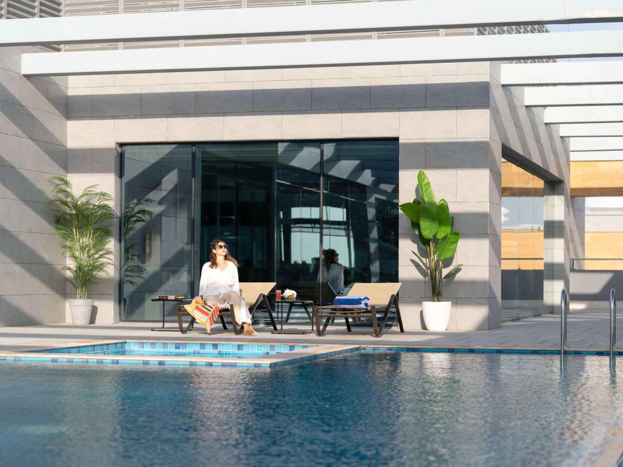 Swissotel Living Jidá Exterior foto The swimming pool at the hotel