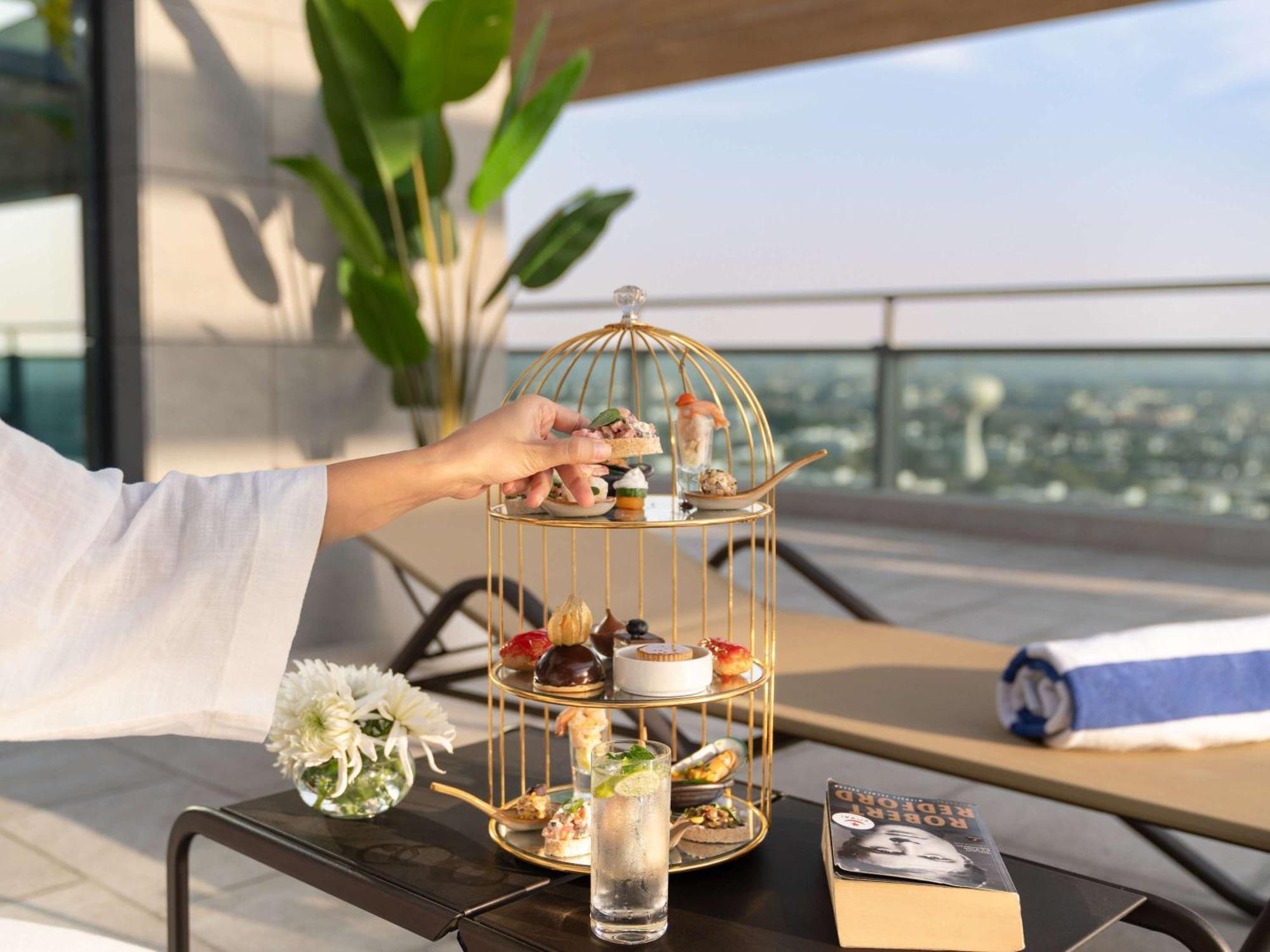 Swissotel Living Jidá Exterior foto Afternoon tea at the pool deck