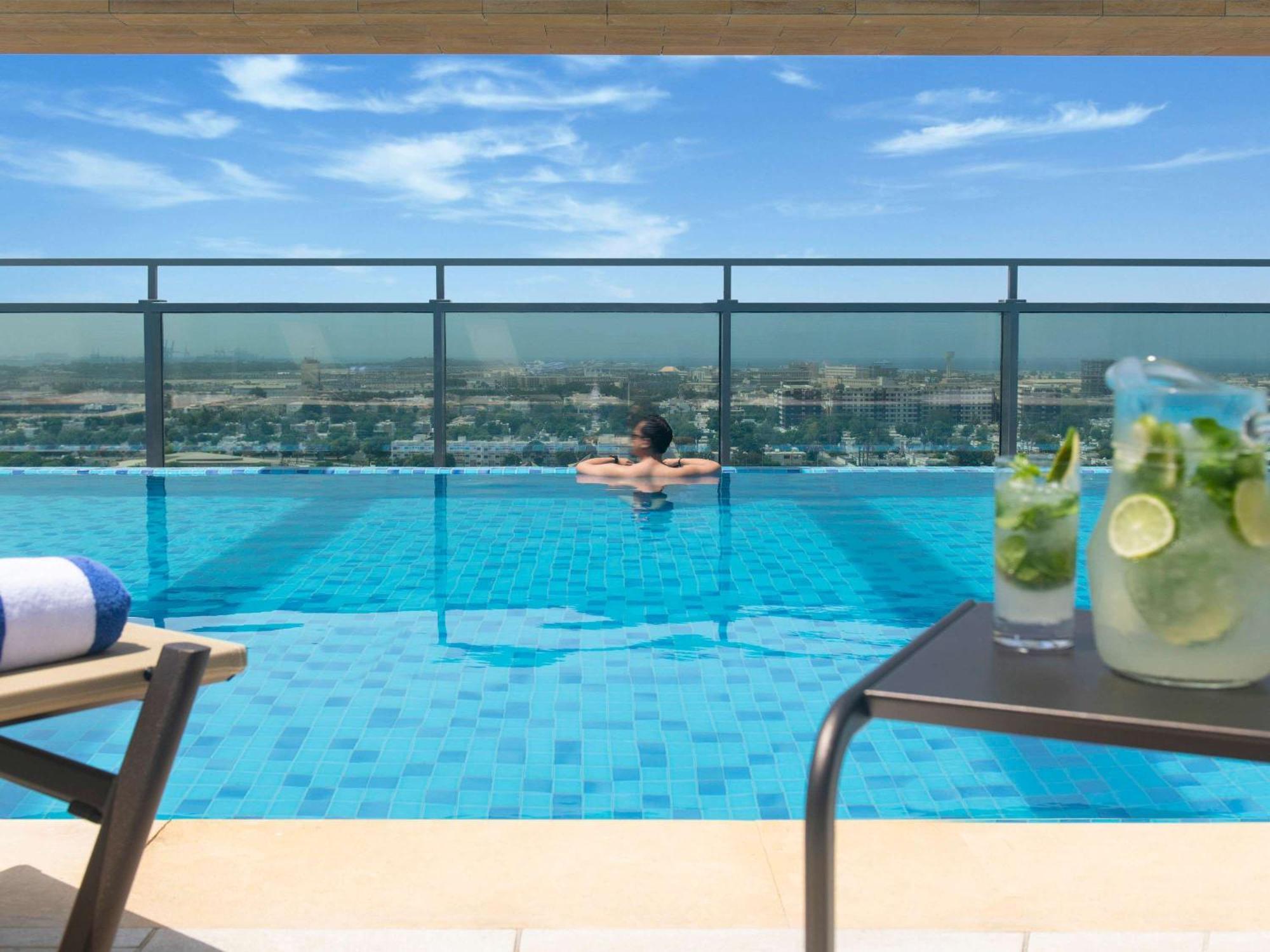 Swissotel Living Jidá Exterior foto The swimming pool at the hotel